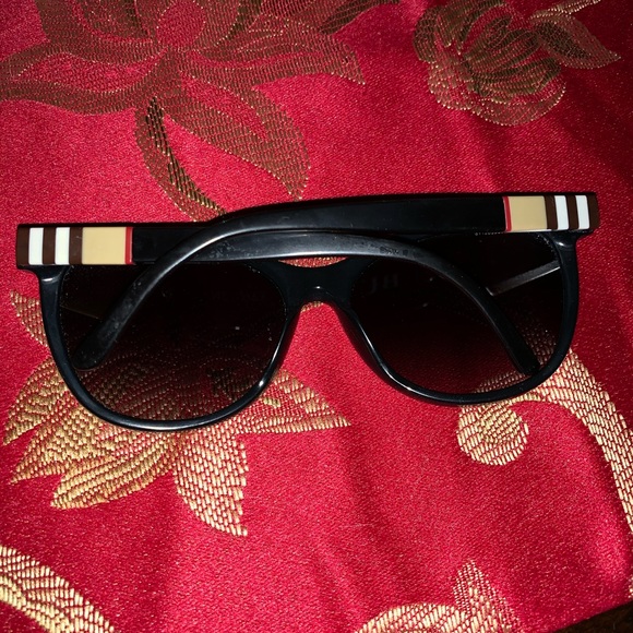 Burberry sun glasses - Picture 6 of 8